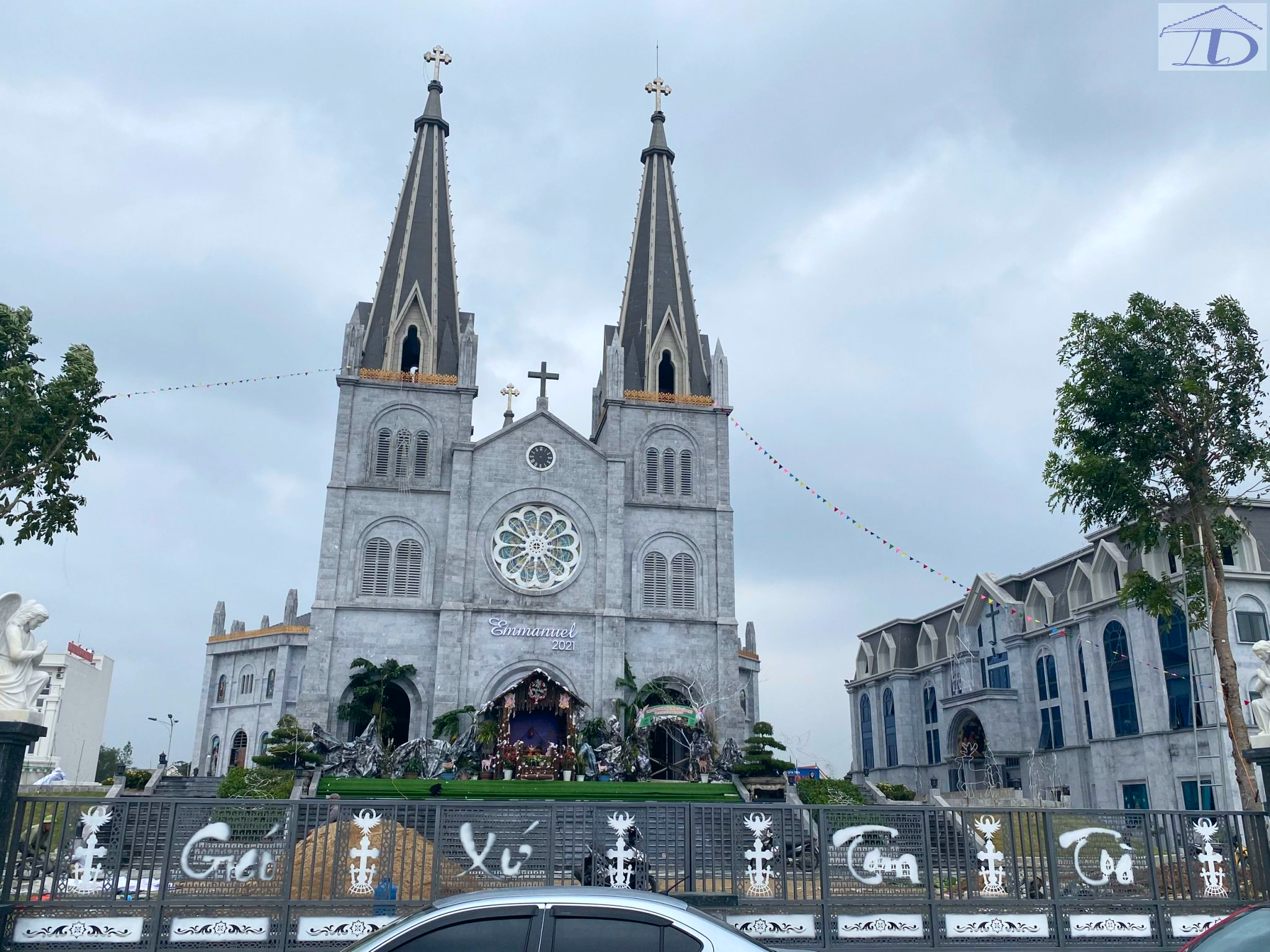 Cắt cửa cnc nhà thờ Tam Tòa